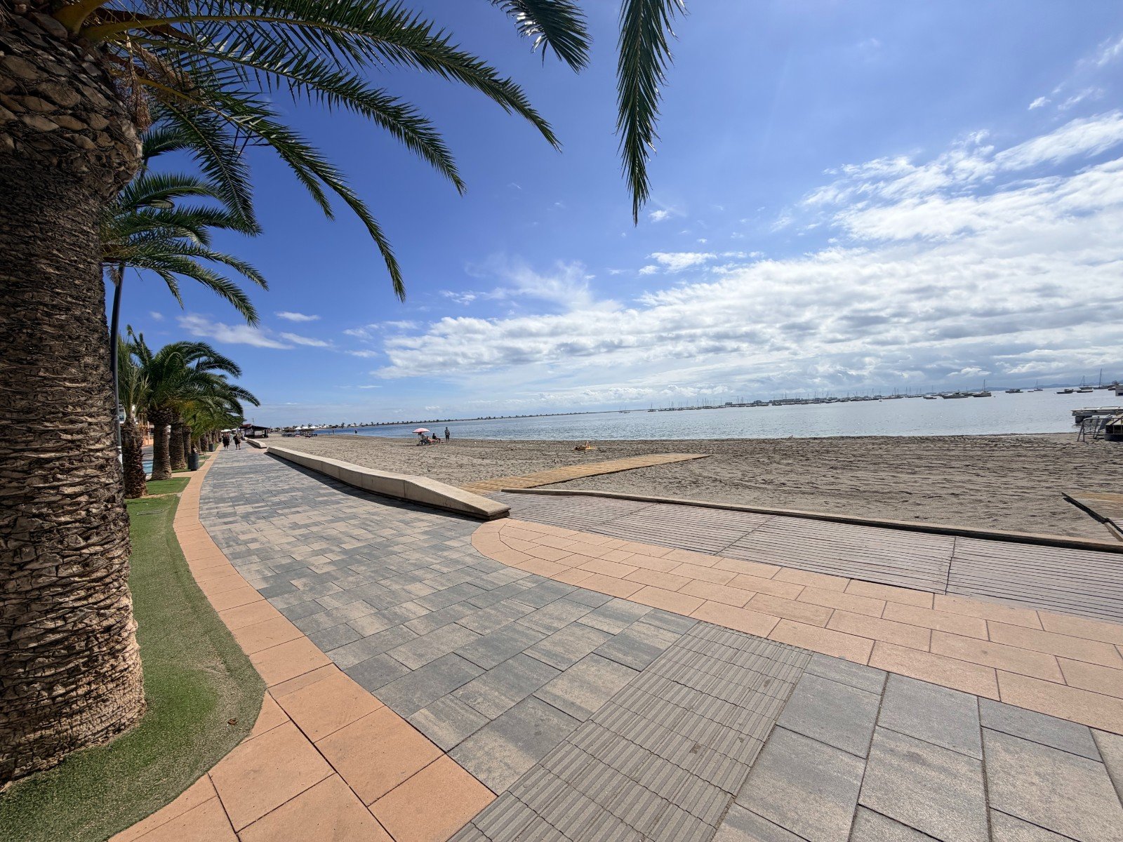 Renoviertes Appartement mit 3 Schlafzimmern und 2 Bädern nur 100 m vom Strand