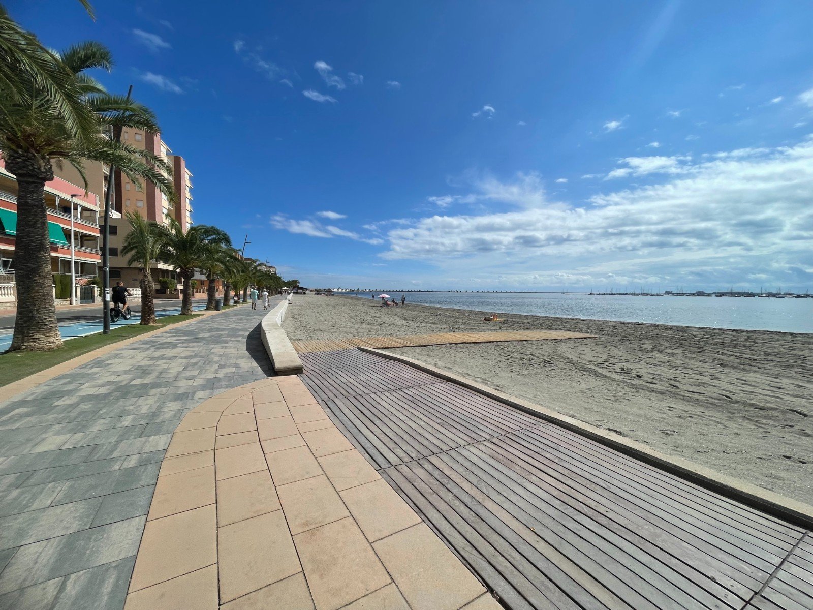 Renoviertes Appartement mit 3 Schlafzimmern und 2 Bädern nur 100 m vom Strand