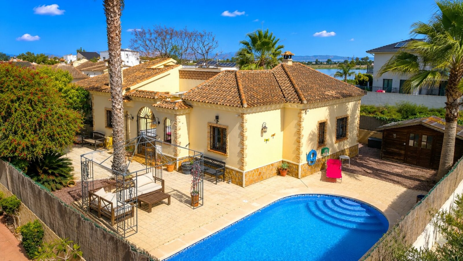 Villa mit 3 Schlafzimmern, 2 Bädern, Dachterrasse und Privatpool Villa mit 3 Schlafzimmern, 2 Bädern, Dachterrasse und Privatpool