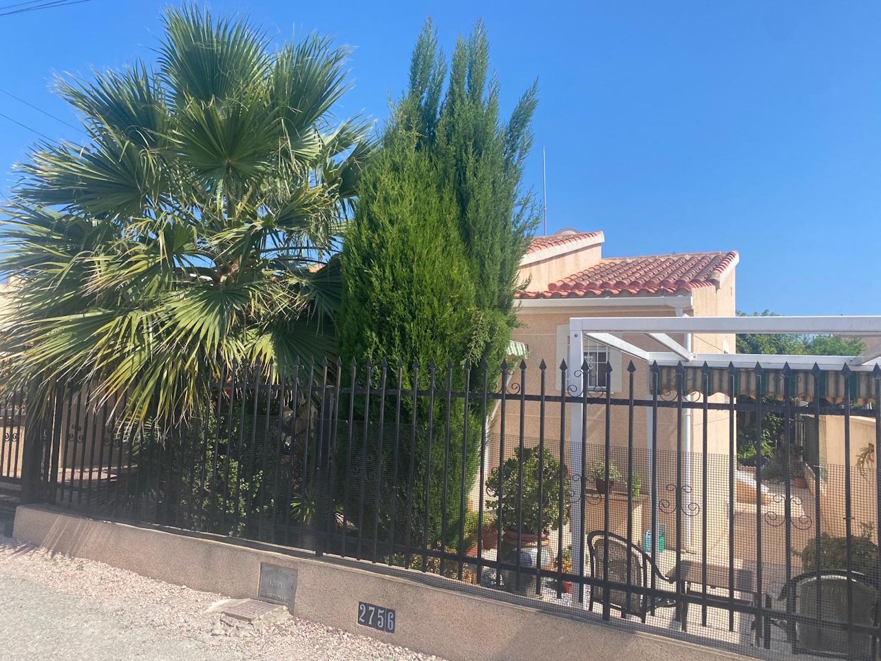 Villa mit 3 Schlafzimmern, 1 Badezimmer, Dachterrasse und Carport in ruhiger Lage Villa mit 3 Schlafzimmern, 1 Badezimmer, Dachterrasse und Carport in ruhiger Lage