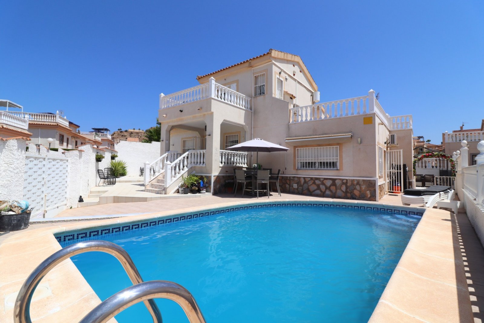 Makellos gepflegte freistehende Villa mit vier Schlafzimmern, 3 Bädern, Dachterrasse und Privatpool Makellos gepflegte freistehende Villa mit vier Schlafzimmern, 3 Bädern, Dachterrasse und Privatpool