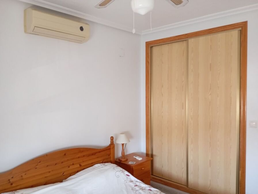 Obergeschoss-Wohnung mit 2 Schlafzimmern, 1 Bad, Dachterrasse und Gemeinschaftspool