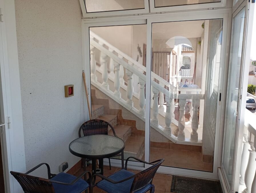 Obergeschoss-Wohnung mit 2 Schlafzimmern, 1 Bad, Dachterrasse und Gemeinschaftspool