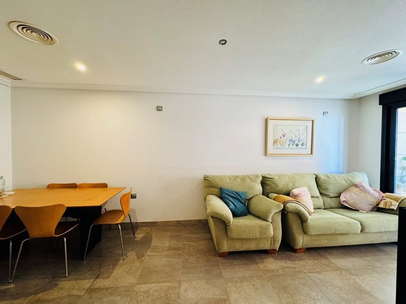 Apartment with 2 bedrooms and 1 bathroom just 100 metres from the beach