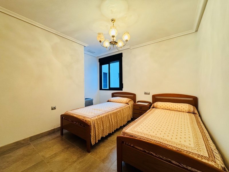 Apartment with 2 bedrooms and 1 bathroom just 100 metres from the beach