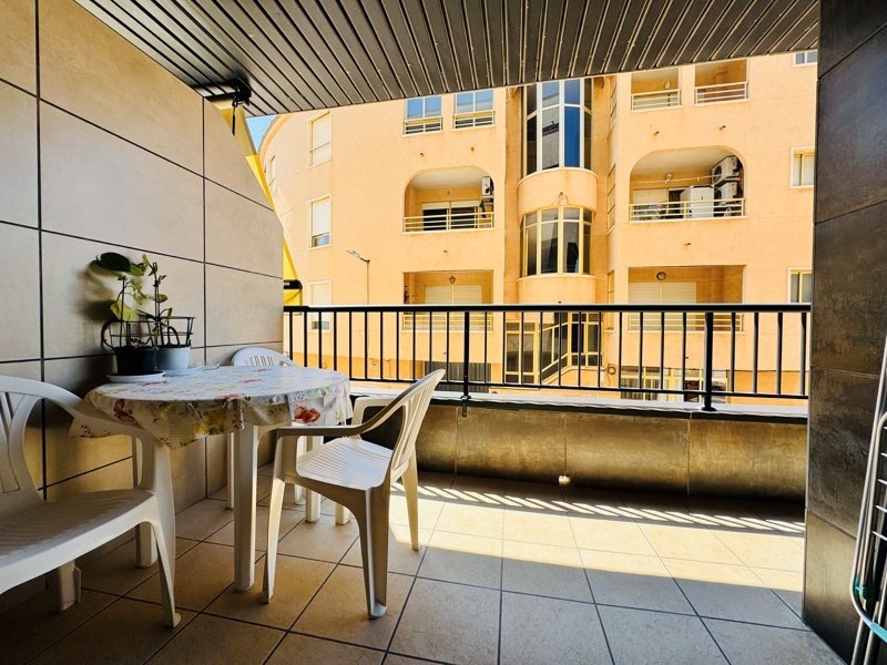Apartment with 2 bedrooms and 1 bathroom just 100 metres from the beach