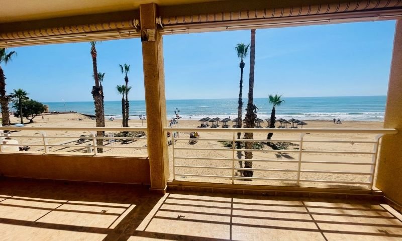 First line apartment with 3 bedrooms and 2 bathrooms on La Mata beach