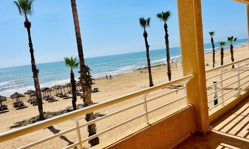 First line apartment with 3 bedrooms and 2 bathrooms on La Mata beach