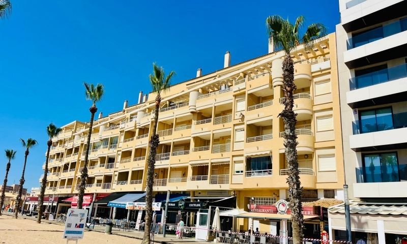 First line apartment with 3 bedrooms and 2 bathrooms on La Mata beach