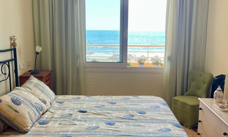 First line apartment with 3 bedrooms and 2 bathrooms on La Mata beach