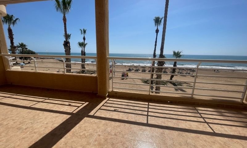 First line apartment with 3 bedrooms and 2 bathrooms on La Mata beach