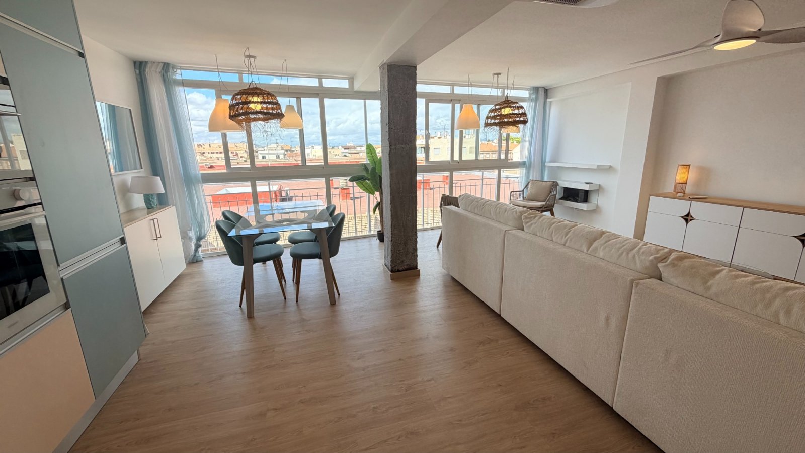Reformed apartment with 3 bedrooms and 2 bathrooms just 100 metres from the beach