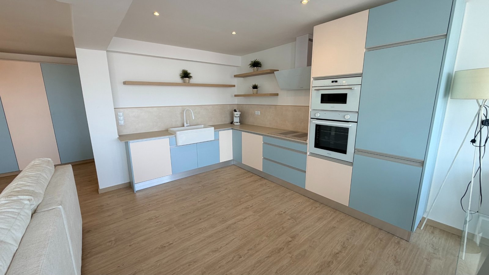 Reformed apartment with 3 bedrooms and 2 bathrooms just 100 metres from the beach