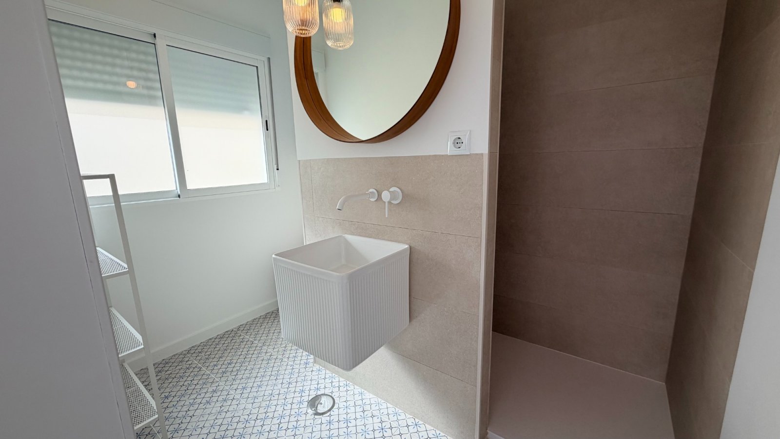 Reformed apartment with 3 bedrooms and 2 bathrooms just 100 metres from the beach